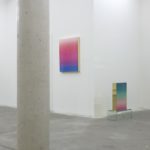 Ausstellungsansicht in der Galerie Stephanie Kelly Dresden, kuratiert von Kerstin Flasche und Michael Klipphahn, mit Jonny Niesche, Charlotte Klobassa und Kay Walkowiak
